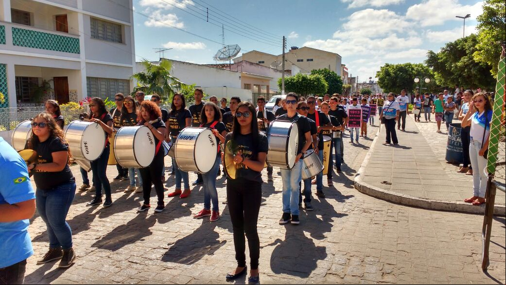 O 16 de Setembro é comemorado com grande desfile escolar e homenagem aos educadores municipais pelo