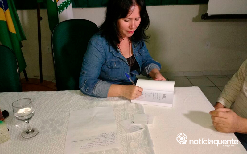 Rose Farias lança livro no auditório da FASVIPA, em Pão de Açúcar