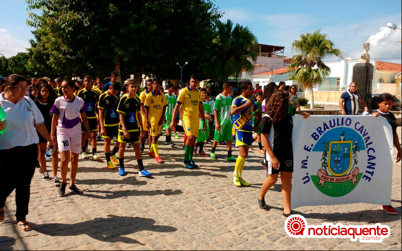 II edição dos Jogos Escolares do Município de Pão de Açúcar teve abertura oficial com desfile das equipes participantes