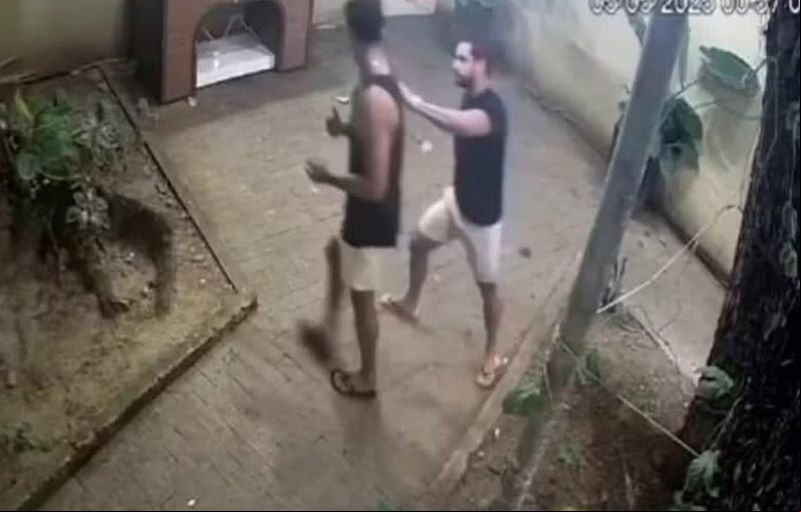 As imagens mostram o momento em que o delegado, que estava na ilha substituindo o titular local, discute com Emmanuel e desfere um tapa no ambulante.