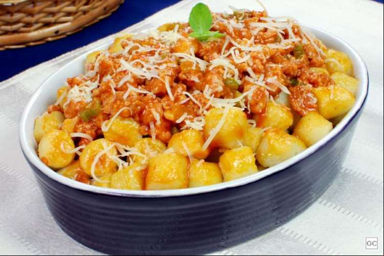 Nhoque de mandioca com ragu de linguiça 