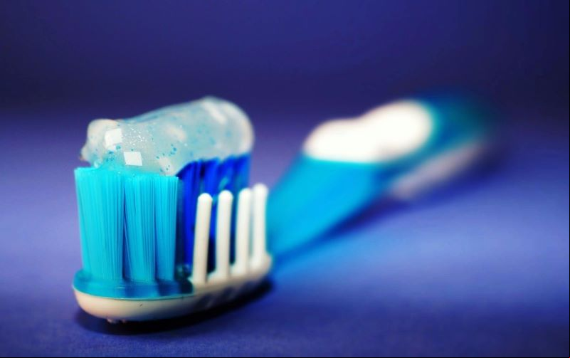 Anvisa proíbe venda de creme dental de marca famosa após casos de reação