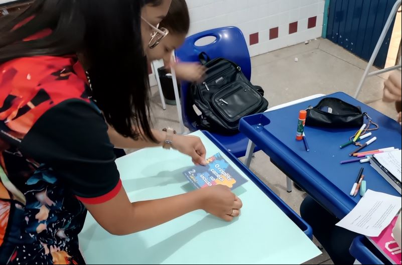Os alunos realizaram tarefas de classe, incluindo confecções de cartazes contendo mensagens de conscientização sobre o Autismo. 
